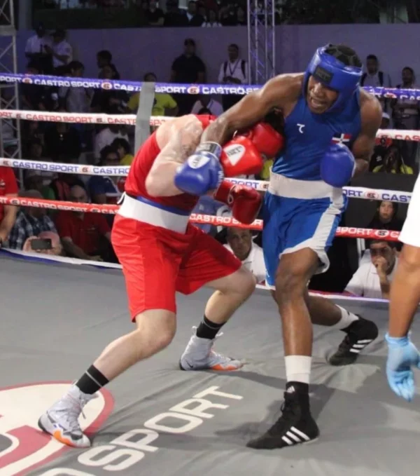 Daniel Guzmán  (azul) intercambia golpes  con  rival.    externa