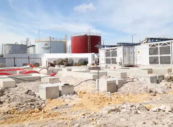 El distrito energético equipo   trabaja en instalación de batería para almacenamiento de energía renovable.      José  De León