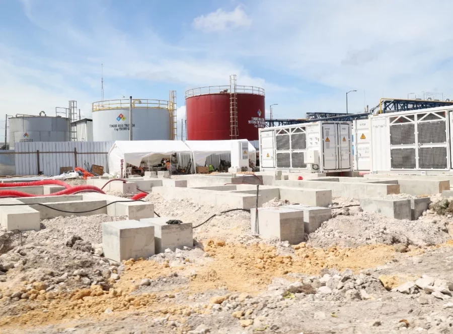 El distrito energético equipo trabaja en instalación de batería para almacenamiento de energía renovable. José De León El distrito energético equipo trabaja en instalación de batería para almacenamiento de energía renovable. José De León