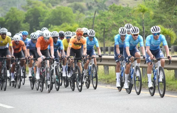 Acción de la tercera etapa ayer de la Vuelta Ciclística Independencia Nacional.
