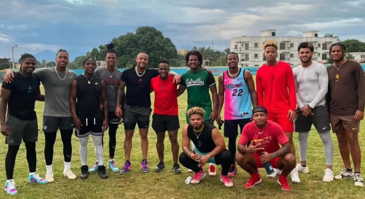 Félix Tovar (sexto desde la izquierda) durante unos entrenamientos con Ketel Marte y otros prospectos.