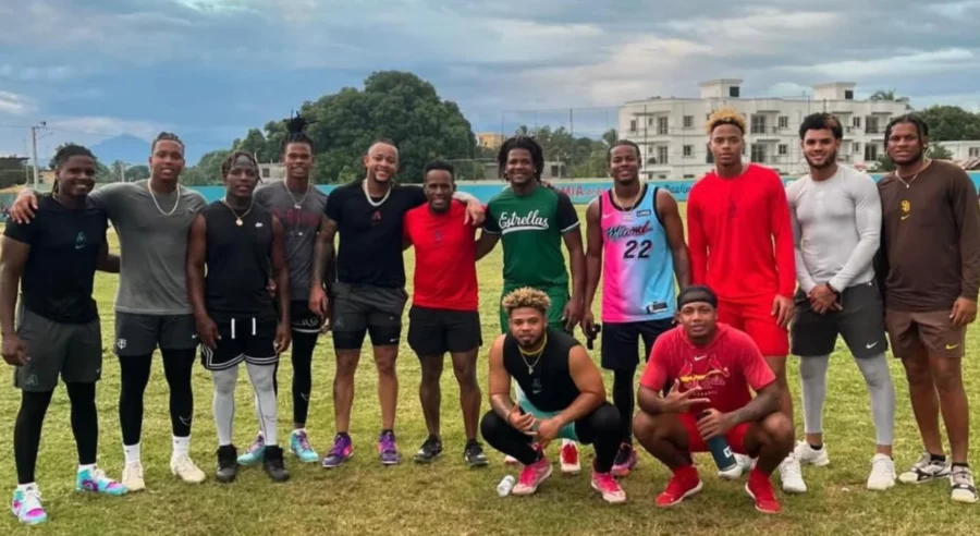 Félix Tovar (sexto desde la izquierda) durante unos entrenamientos con Ketel Marte y otros prospectos.