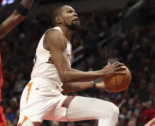 Kevin Durant   ejecuta  una penetración espectacular.