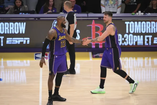 LeBron James y Luka Doncic se felicitan luego del partido.