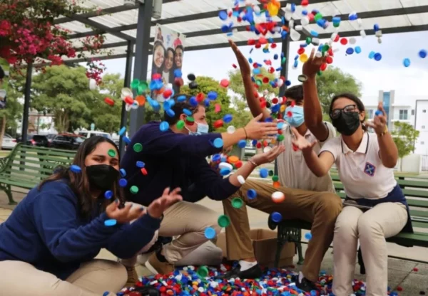 Las tapitas son  recicladas y convertidas en otros artículos.