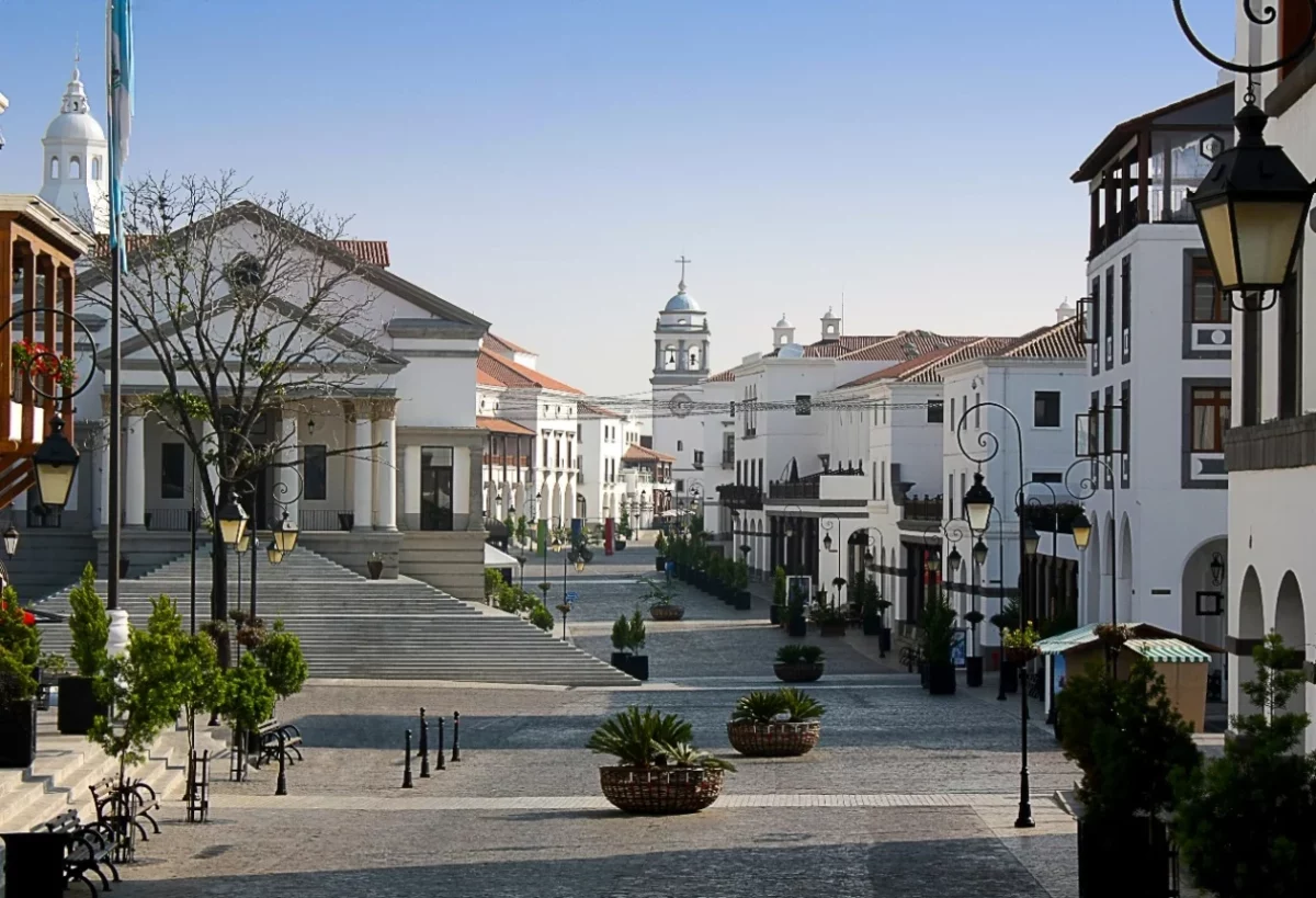 Visa del Salón Azaria, calles y edificaciones de la ciudad.