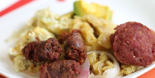 Un plato de fácil preparación, presente en muchos menús de restaurantes y que se  come generalmente en el desayuno o  cena.