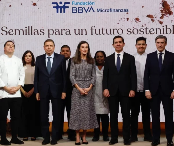 La reina Letizia, al centro, junto a ejecutivos de las instituciones financieras.