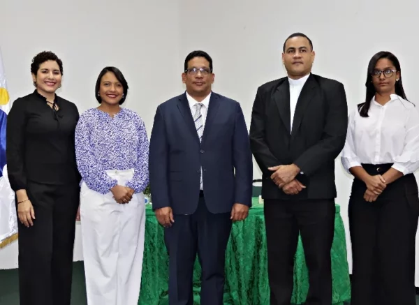 Ejecutivos de ambas instituciones en la firma del convenio.