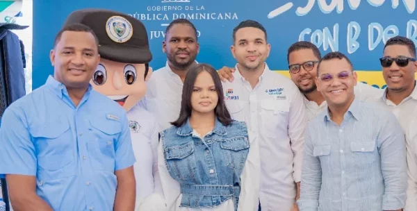 Ejecutivos del ministerio junto a jóvenes del sector.