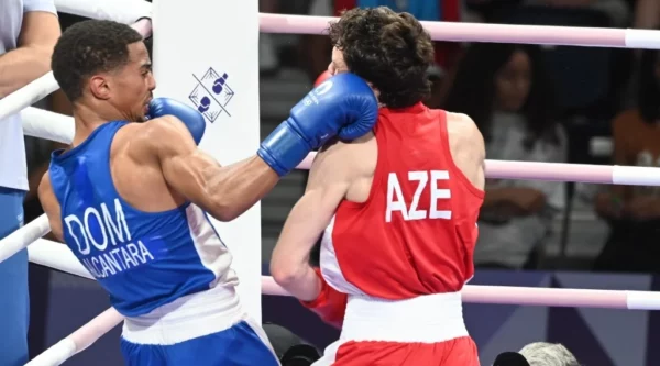 Yunior Alcántara golpea con fuerte gancho a un rival durante un combate con selección nacional en pasado ciclo.  Archivo