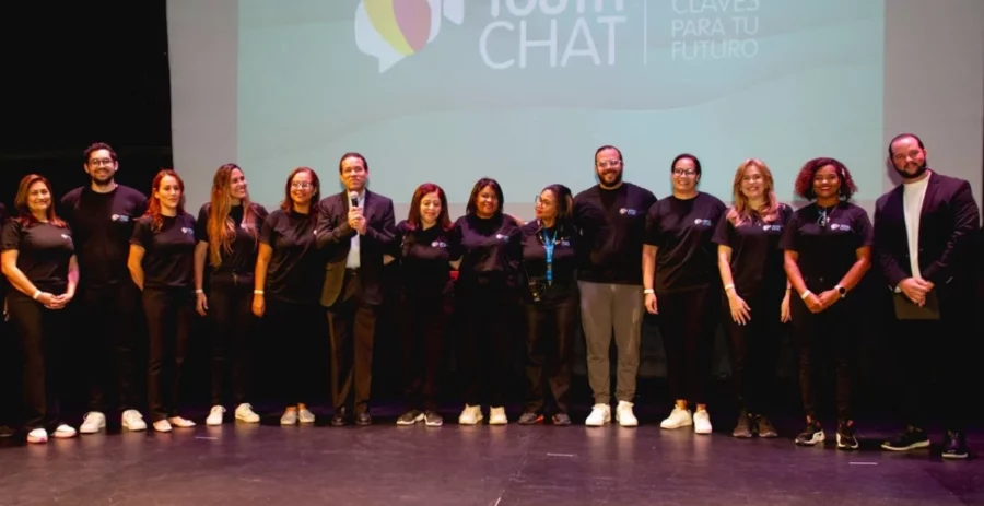 Vivian Uceta, al centro, junto al equipo de Youth Chat RD 2024. Vivian Uceta, al centro, junto al equipo de Youth Chat RD 2024.