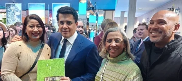 David Collado recibe  ejemplar  de manos de Yenny Polanco Lovera, Mayra de Peña y Salvador Batista.