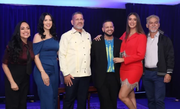 Diana Filpo, Yuberkis Peralta, Yovanny Medrano -pastor Sanford-, Ismael Almonte,  Irina Peguero y Osvaldo Añez.