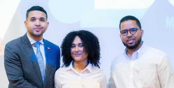 El ministerio de la Juventud, Carlos Valdez, entrega las Becas Camino.