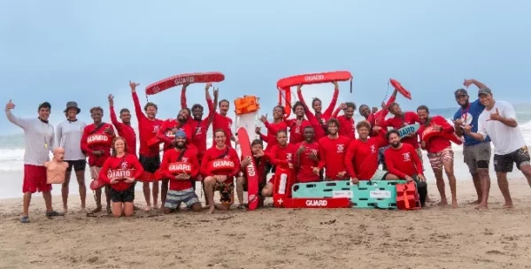 Grupo de jóvenes que se certificaron como salvavidas.