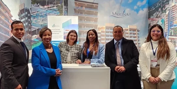 El equipo Sarma y propietarios de Soluciones Decorativas Hoteleras.