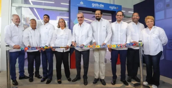 El presidente Luis Abinader, junto a funcionarios en el corte de cinta.