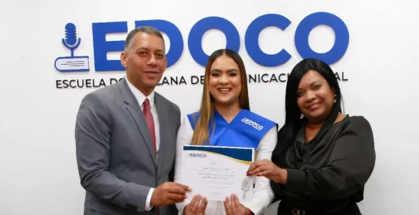 Monchy Roquez y Claudia Agramonte, entregan un certificado.