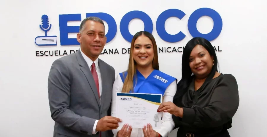 Monchy Roquez y Claudia Agramonte, entregan un certificado. Monchy Roquez y Claudia Agramonte, entregan un certificado.