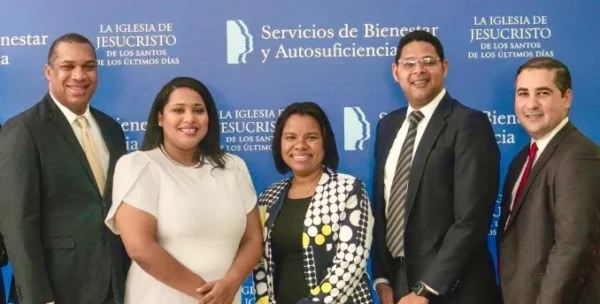 Directivos de la iglesia realizan el donativo a  la escuela.