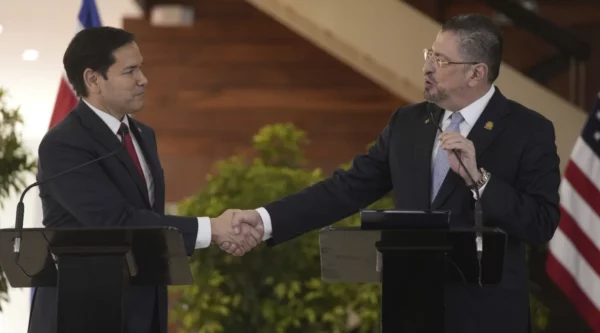 Marco Rubio llegará al país procedente de Costa Rica, donde sostuvo una reunión  con su presidente Rodrigo Chaves Robles.    Ap