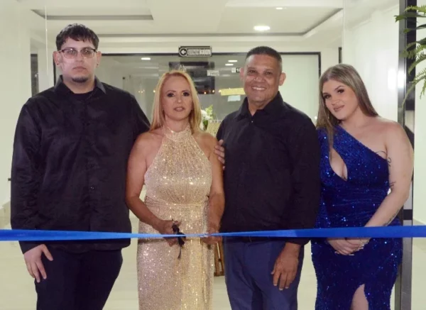 Sus propietarios en el corte de cinta.