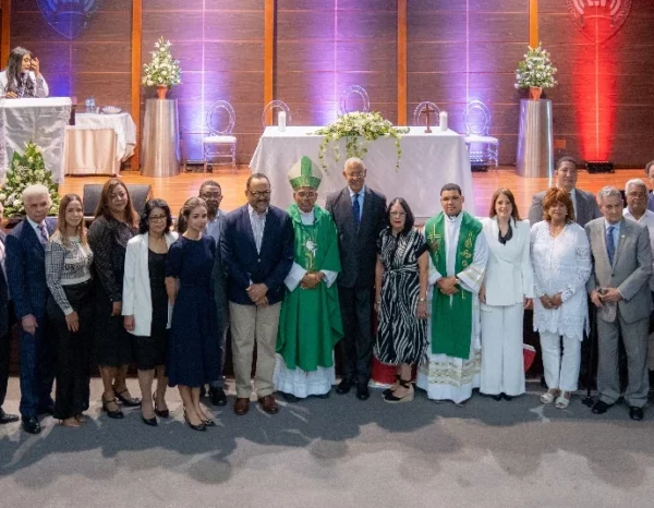 José Ramón Holguín Brito, rector del ITSC, monseñor Francisco Osoria Acosta y demás acompañantes.