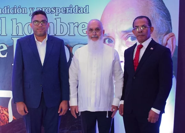 Gregorio Martínez, Hipólito Peña y Teófilo Alcántara, durante la presentación de su nuevo libro.