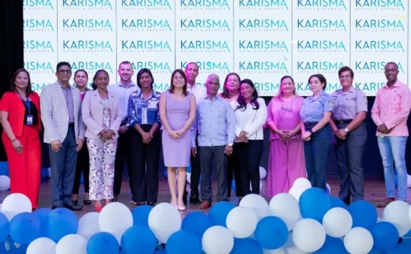 Ejecutivos de ambas entidades durante la graduación.