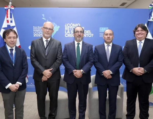 Representantes del CAF y Tetra Pak durante encuentro.