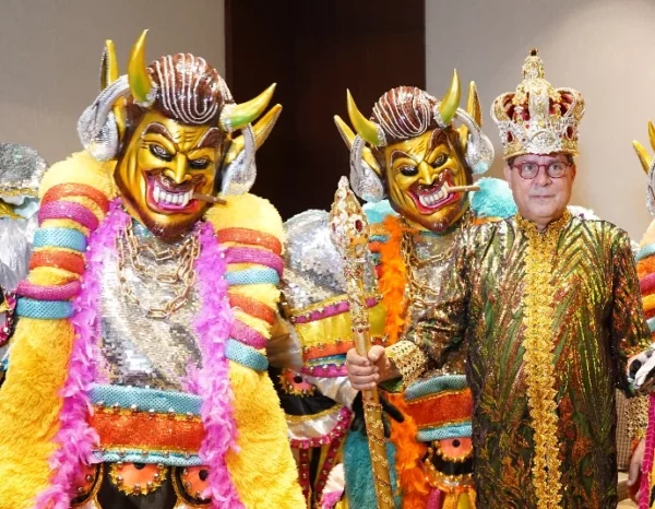 Los Broncos con el rey Momo, Cándido González.