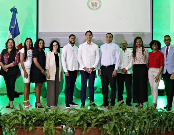 Autoridades de la UCSD y jóvenes de Alandar.