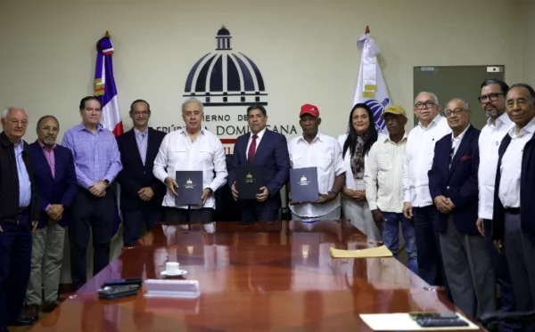 Limber Cruz y representantes de sectores industrial y agrícola.