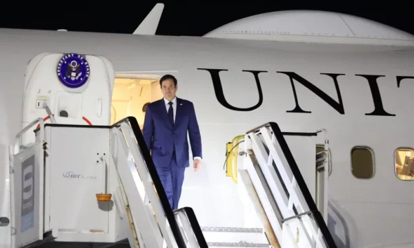 Marco Rubio mientras desciende anoche del avión a su llegada al país, procedente desde Guatemala.  Alberto Calvo