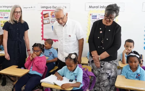 Ángel Hernández y Ancell Scheker tras rueda de prensa.