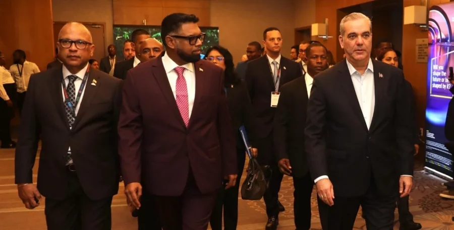 Abinader felicitó el liderazgo de Irfaan Ali, presidente de Guyana, país que experimenta un crecimiento de 38.5 % de su PIB. Abinader felicitó el liderazgo de Irfaan Ali, presidente de Guyana, país que experimenta un crecimiento de 38.5 % de su PIB.