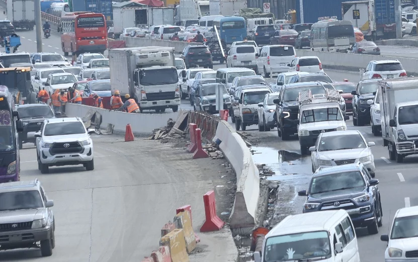 Obras Públicas elimina muros obstruían paso kilómetro 9