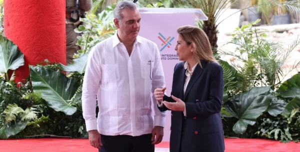 El presidente Abinader y la alcaldesa Mejía durante la presentación del ambicioso proyecto.     José de León
