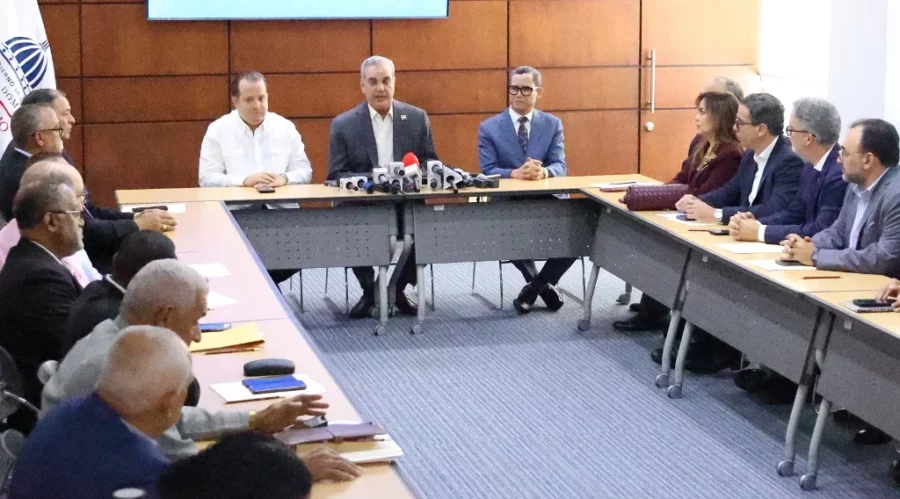 El aumento se decidió días después de que el presidente Abinader propusiera que fuese mínimo de un 20 %. JOSE FRANCISCO El aumento se decidió días después de que el presidente Abinader propusiera que fuese mínimo de un 20 %. JOSE FRANCISCO