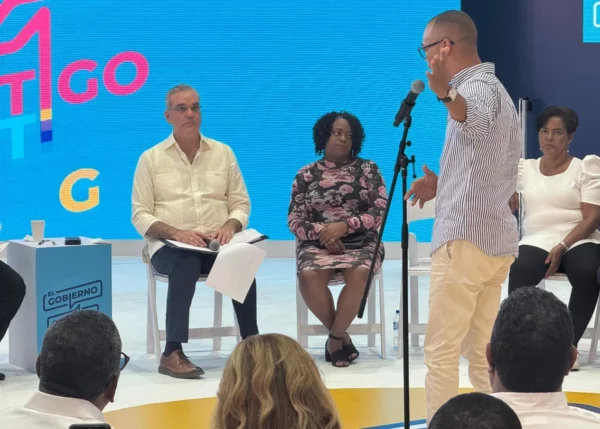 Comunitario de Sabana Perdida expone a los presentes los principales males de su sector.