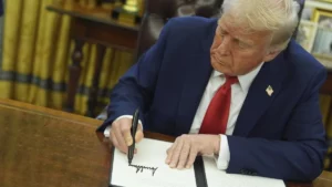 Trump firma una orden para prohibir a mujeres transgénero competir en deportes femeninos