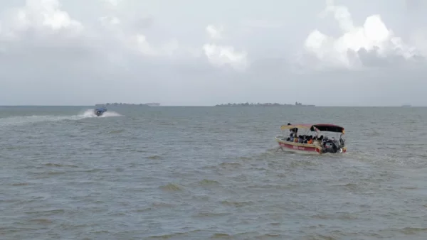 Imagen referencial de un barco con migrantes venezolanos en las aguas del Caribe panameño. Fuente externa