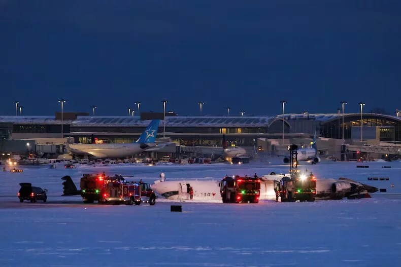 Delta ofrece 30.000 dólares a los pasajeros del avión de Canadá que volcó al aterrizar