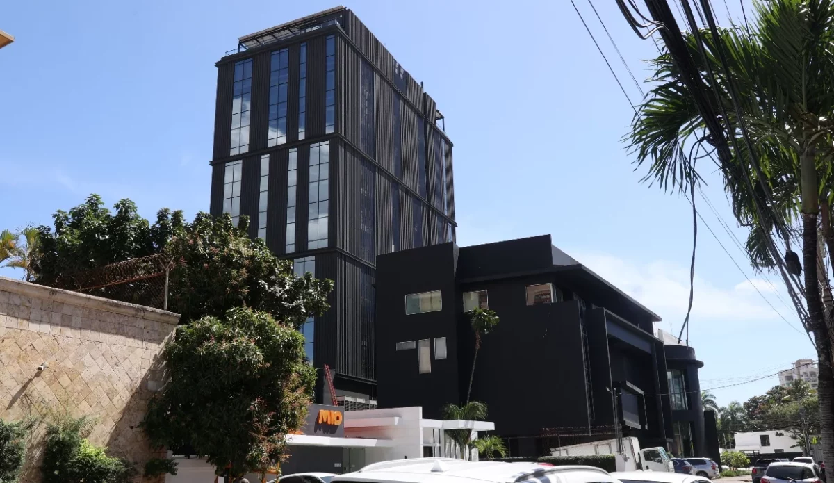 Avenida de por sí se mantiene congestionada debido al flujo de vehículos. Duanny Núeñez.