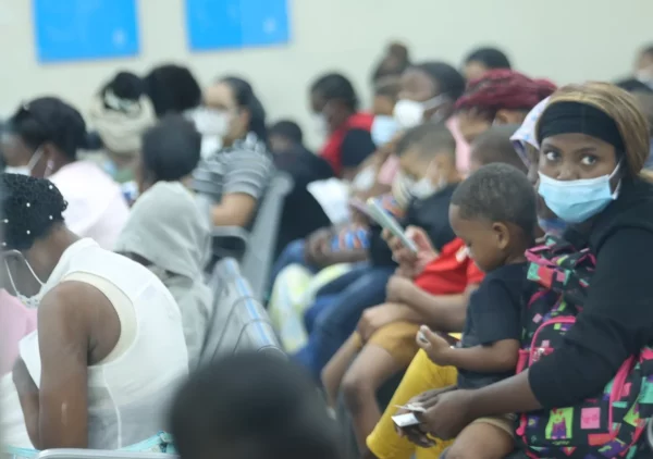 Pacientes  utilizaban mascarillas  en  sala de espera del Robert Reid.  Elieser Tapia