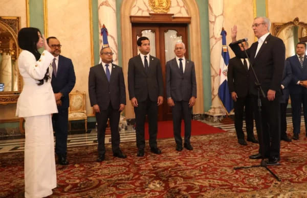 Momento en que Yeni Berenice Reynoso jura como nueva procuradora general.