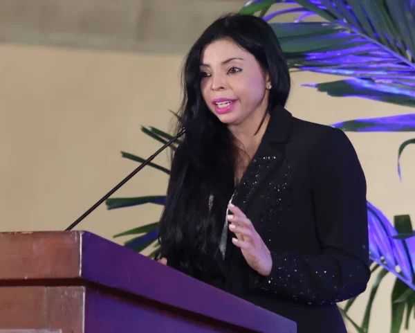 Yeni Berenice Reynoso toma posesión como nueva procuradora.