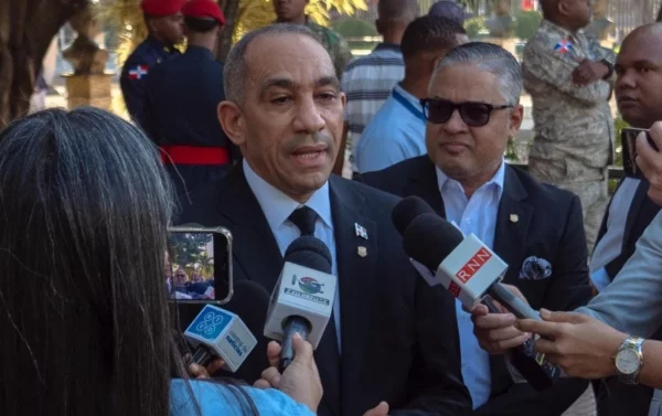 El presidente DNCD llevó ofrenda floral al Altar de la Patria.