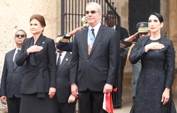 El presidente Luis Abinader,   Raquel Peña y  Raquel  Arbaje depositaron ofrenda floral.